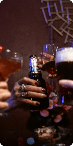 cervezas y cocteles en tena d max karaoke